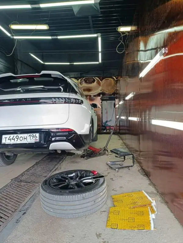 Спортивный автомобиль на подъёмных подставках со снятым колесом — работы с дисками в NLeveL, Екатеринбург
